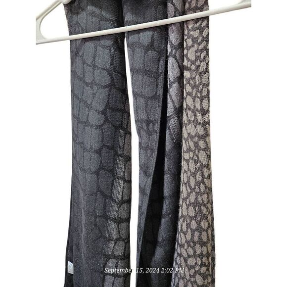 Gray and black scarf - Picture 1 of 8